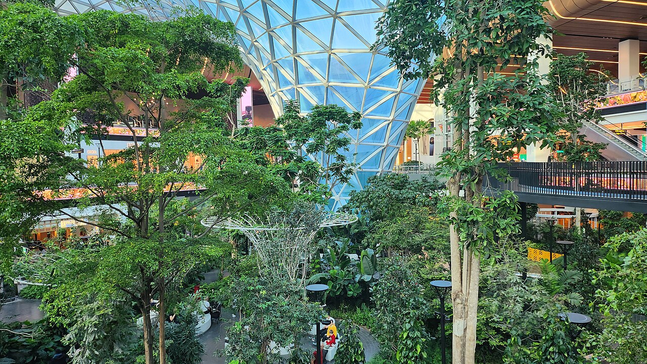 Khu vườn nhiệt đới The Orchard dưới mái vòm kính tại sân bay Hamad, Doha
